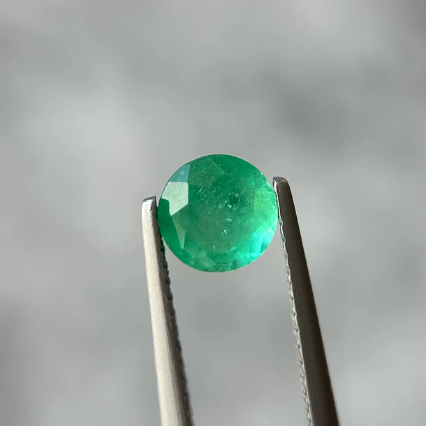 Esmeralda colombiana-0.80ct-6.06x4.28mm 1
