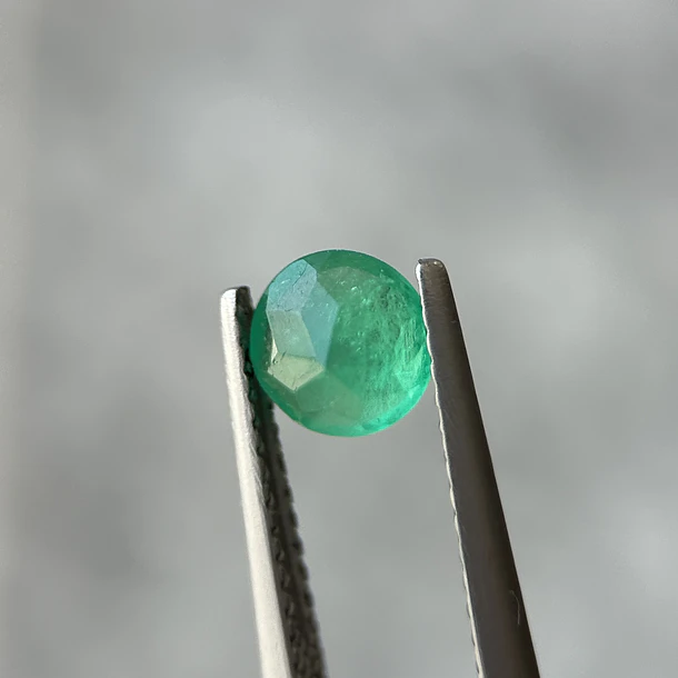 Esmeralda colombiana-0.68ct-5.91x5.88x3.67mm 3