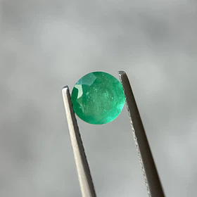 Esmeralda colombiana-0.68ct-5.91x5.88x3.67mm