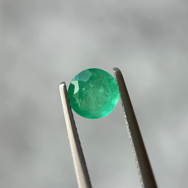 Esmeralda colombiana-0.68ct-5.91x5.88x3.67mm 1