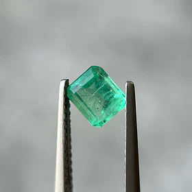 Esmeralda colombiana-0.61ct-5.49x4.88x3.3mm