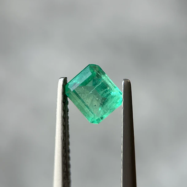 Esmeralda colombiana-0.61ct-5.49x4.88x3.3mm 1