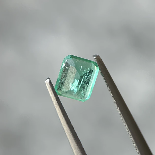 Esmeralda colombiana-0.61ct-5.49x4.88x3.3mm 3