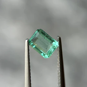 Esmeralda colombiana-0.705ct-6.46x4.85x3mm