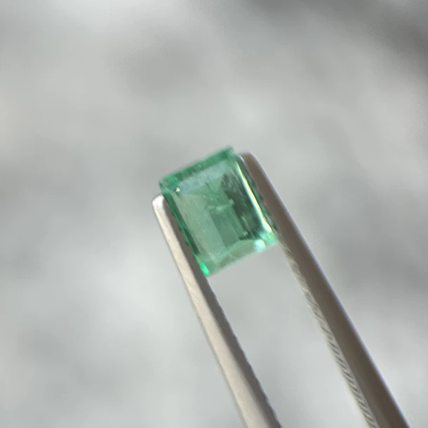 Esmeralda colombiana-0.68ct-5.80x4.36x3.4mm 3
