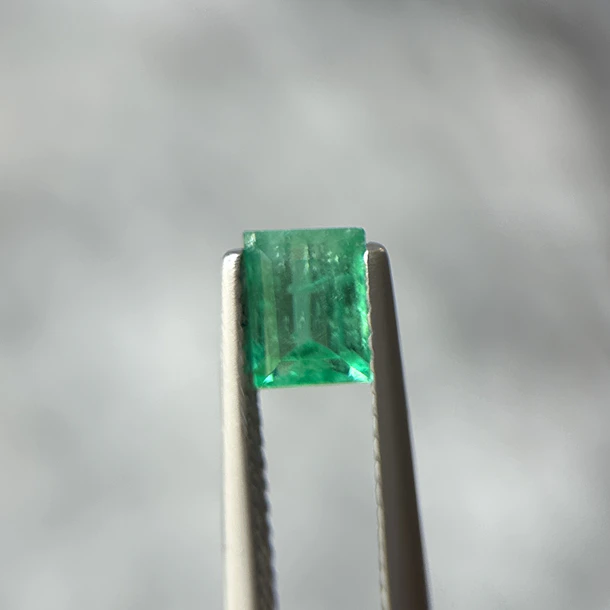 Esmeralda colombiana-0.68ct-5.80x4.36x3.4mm 1