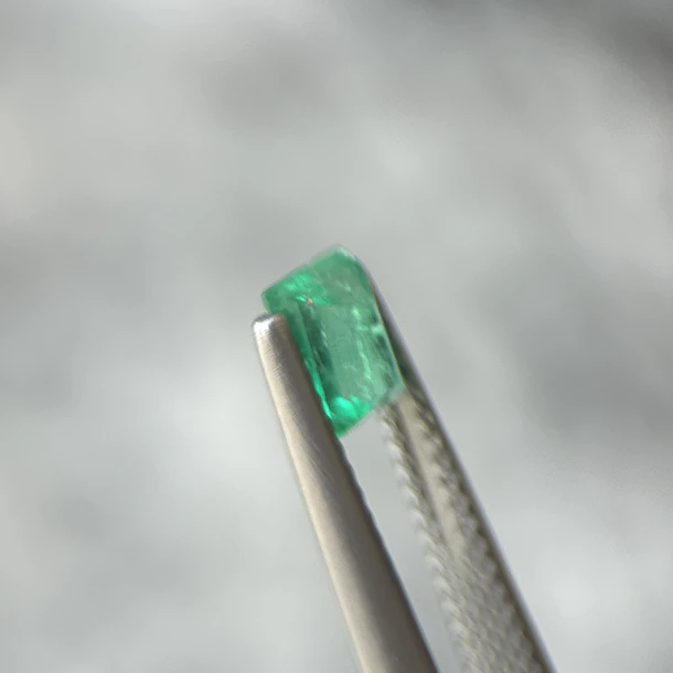 Esmeralda colombiana-0.68ct-5.80x4.36x3.4mm 2