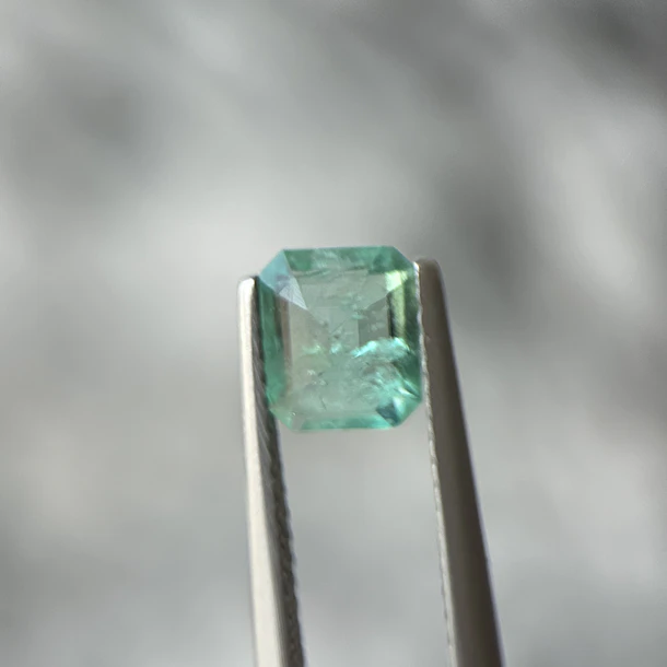 Esmeralda colombiana-0.81ct-6.79x5.77x2.9mm 3