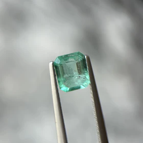 Esmeralda colombiana-0.81ct-6.79x5.77x2.9mm