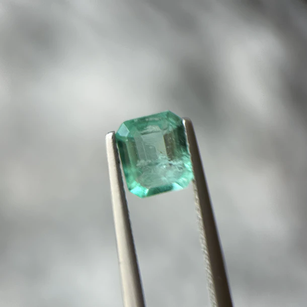 Esmeralda colombiana-0.81ct-6.79x5.77x2.9mm 1