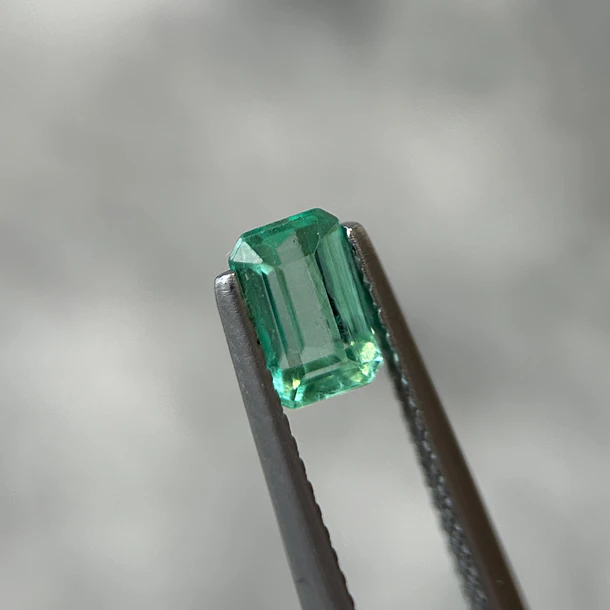 Esmeralda colombiana-0.815ct-6.58x4.22x3.6mm 1