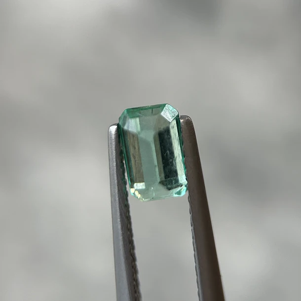 Esmeralda colombiana-0.815ct-6.58x4.22x3.6mm 3