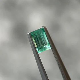 Esmeralda colombiana-0.665ct-5.43x3.32x3.5mm