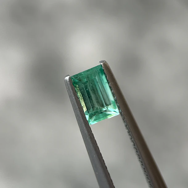 Esmeralda colombiana-0.665ct-5.43x3.32x3.5mm 1