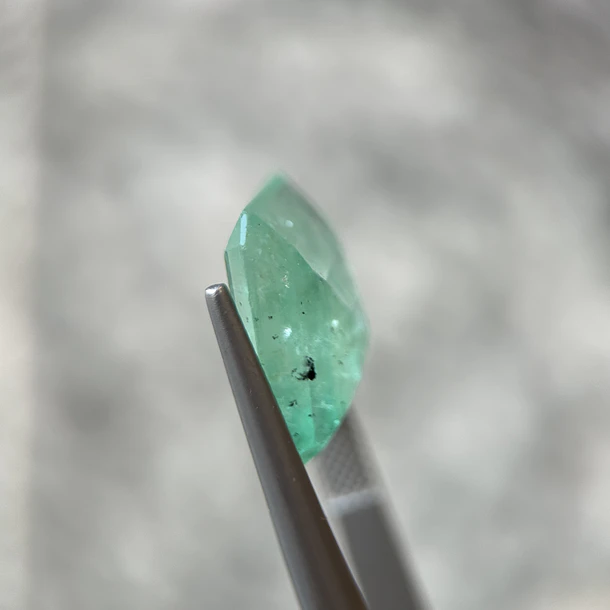 Esmeralda colombiana-14.28ct-16.70x15.23x7.25mm 2