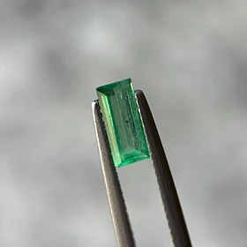 Esmeralda colombiana-0.85ct-8.26x3.84x3.08mm