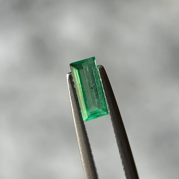 Esmeralda colombiana-0.85ct-8.26x3.84x3.08mm 1