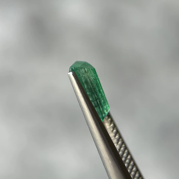 Esmeralda colombiana-0.85ct-8.26x3.84x3.08mm 2