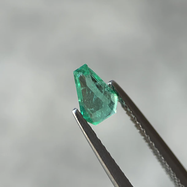 Esmeralda colombiana-0.44ct-6.62x4.63x2.82mm 3