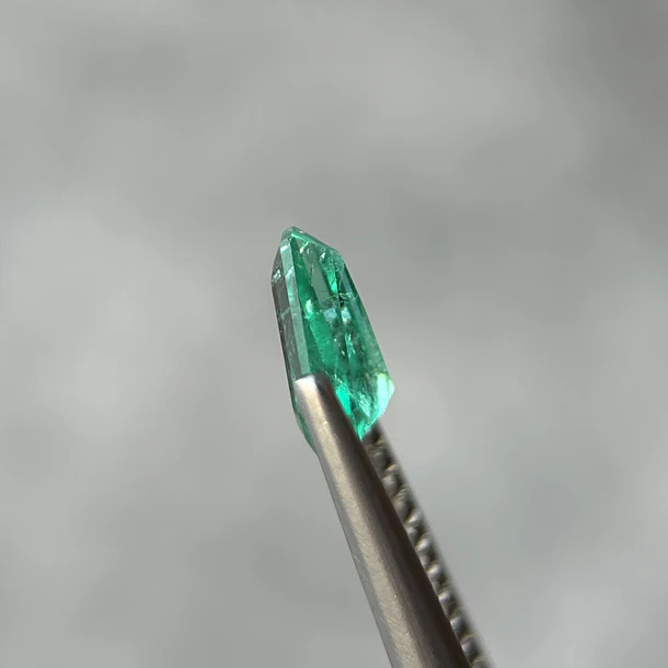 Esmeralda colombiana-0.44ct-6.62x4.63x2.82mm 2