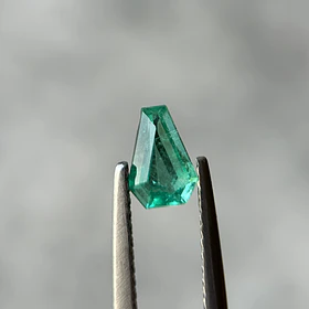 Esmeralda colombiana-0.44ct-6.62x4.63x2.82mm