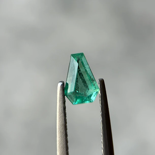 Esmeralda colombiana-0.44ct-6.62x4.63x2.82mm 1