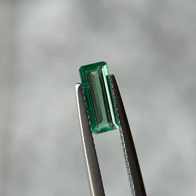 Esmeralda colombiana-0.47ct-9.03x3.76x1.77mm