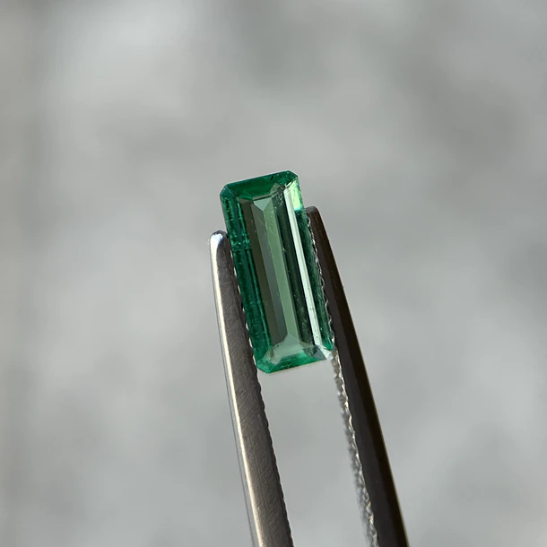Esmeralda colombiana-0.47ct-9.03x3.76x1.77mm 1