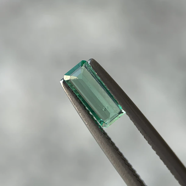 Esmeralda colombiana-0.47ct-9.03x3.76x1.77mm 3