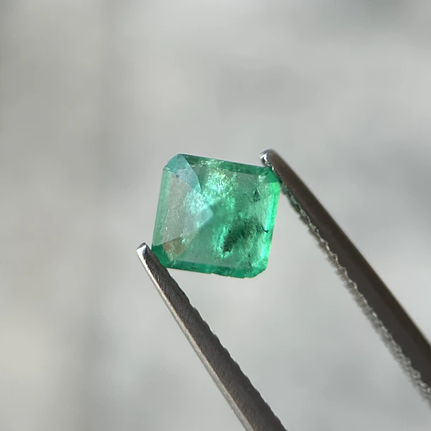 Esmeralda colombiana-0.83ct-5.99x5.73x3.61mm 3