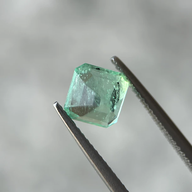 Esmeralda colombiana-1.82ct-7.14x6.93x5.53mm 3