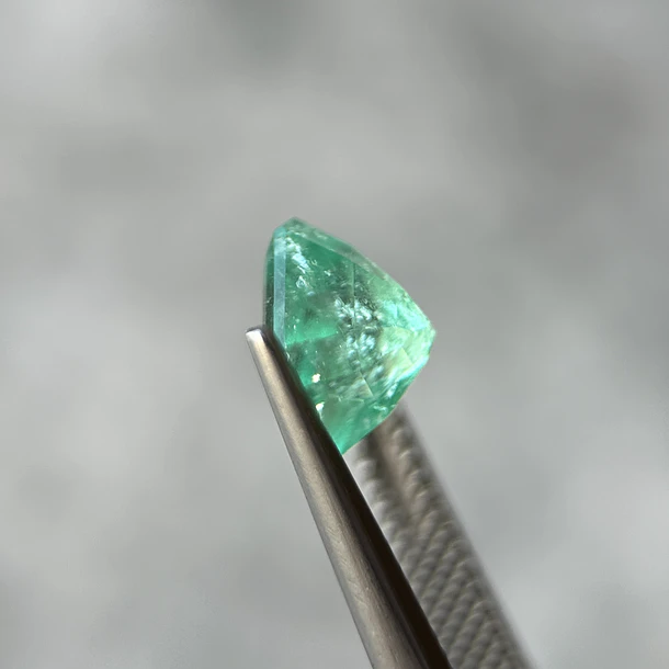 Esmeralda colombiana-1.82ct-7.14x6.93x5.53mm 2