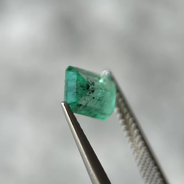 Esmeralda colombiana-1.40ct-8.54x6.03x3.47mm 2