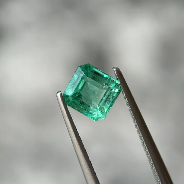 Esmeralda colombiana CDTEC-1.29ct-6.59x6.23x4.23mm 1