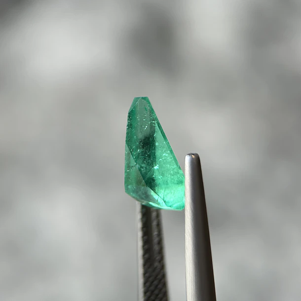 Esmeralda colombiana CDTEC-1.61ct-10.52x6.94x4.70mm 4
