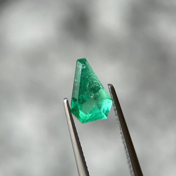 Esmeralda colombiana CDTEC-1.61ct-10.52x6.94x4.70mm 1