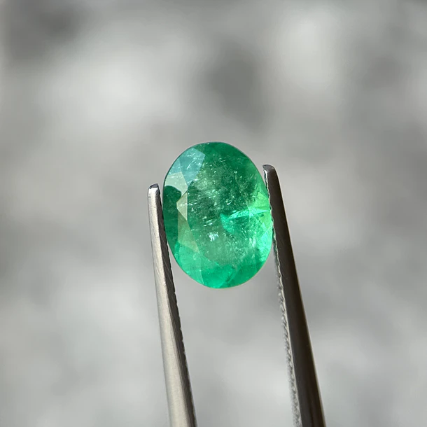 Esmeralda colombiana CEI-2.07ct-9.79x7.28x5.21mm 1