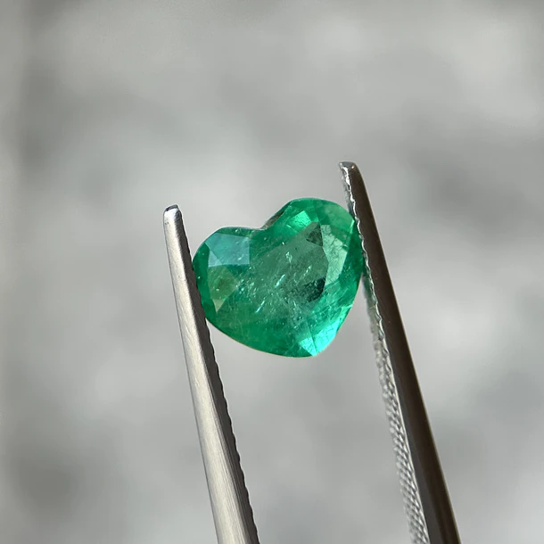 Esmeralda colombiana CEI-1.55ct-7.07x8.35x4.83mm 1
