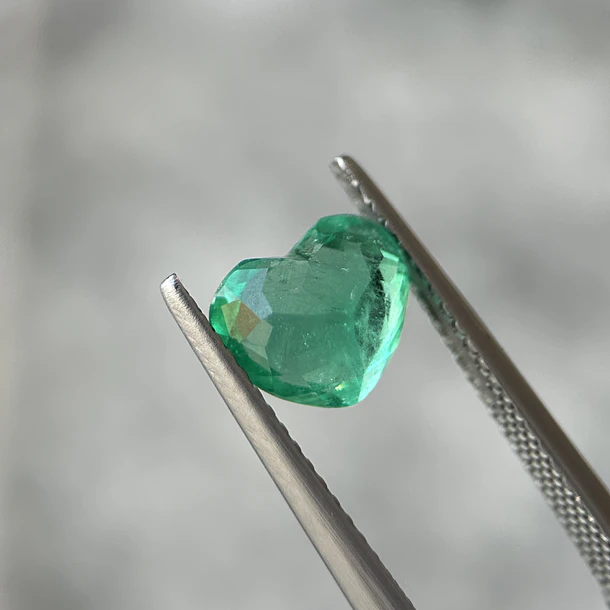Esmeralda colombiana CEI-1.55ct-7.07x8.35x4.83mm 3