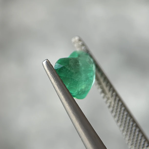 Esmeralda colombiana CEI-1.55ct-7.07x8.35x4.83mm 2