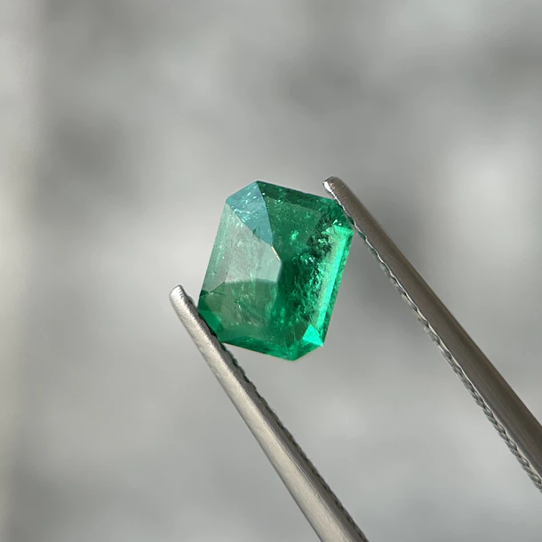 Esmeralda colombiana CEI-1.21ct-7.39x5.90x4.30mm 4
