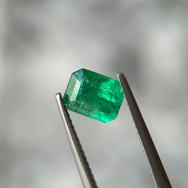 Esmeralda colombiana CEI-1.21ct-7.39x5.90x4.30mm 1
