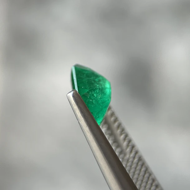 Esmeralda colombiana CEI-1.21ct-7.39x5.90x4.30mm 2