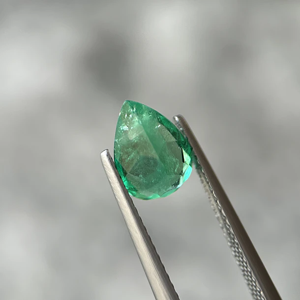 Esmeralda colombiana CEI-1.43ct-9.63x6.63x4.53mm 4