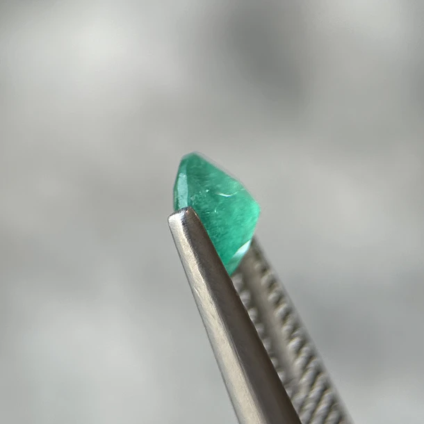 Esmeralda colombiana CEI-0.74ct-6.02x6.01x3.81mm 2