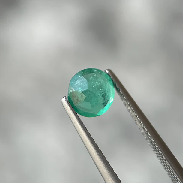 Esmeralda colombiana CEI-0.74ct-6.02x6.01x3.81mm 3