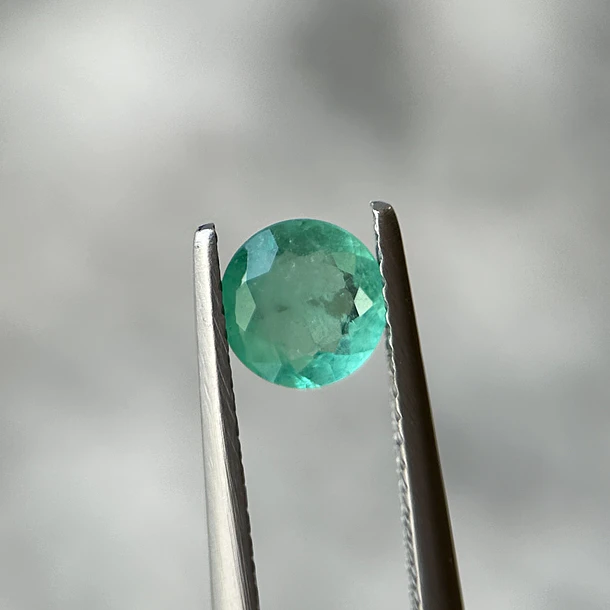 Esmeralda colombiana CEI-0.62ct-6.08x6.06x3.10mm 1