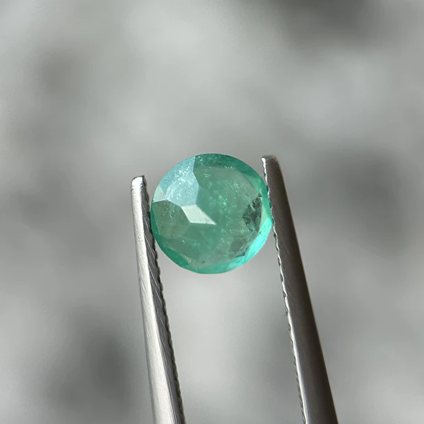 Esmeralda colombiana-0.85ct-5.79x5.75x4.02mm 3