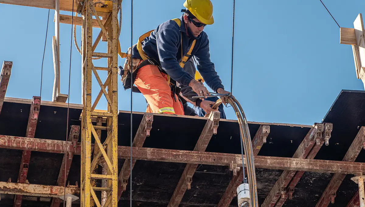 Trabajo en altura en construcción: riesgos, EPP y obligaciones en Chile