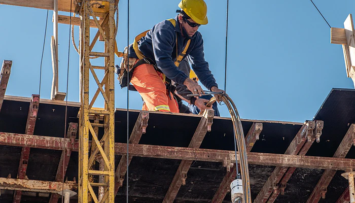 Trabajo en altura en construcción: riesgos, EPP y obligaciones en Chile